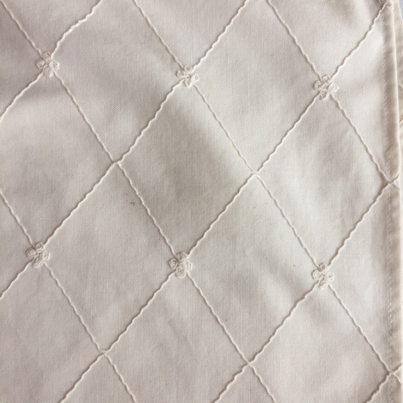 Full Size Cream bedskirt w/ embroidered pattern - Picture 5 of 16